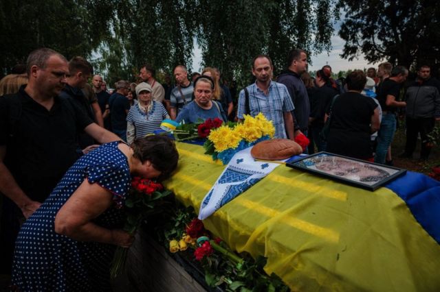 Похороны украинского военного на кладбище в Буче, Киевская область, 13 августа