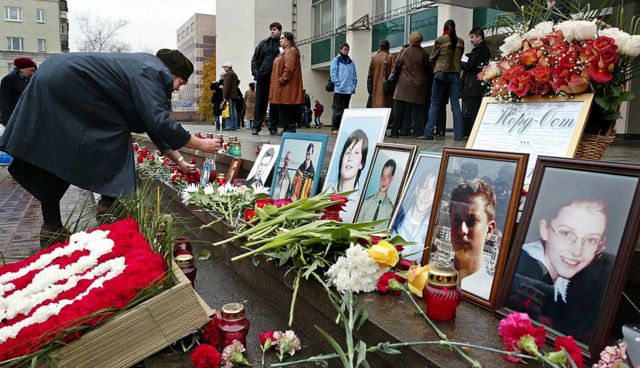 Среди 130 погибших заложников было 10 детей. На фото - мемориал памяти жертв теракта на ступенях центра на Дубровке в 2004 году
