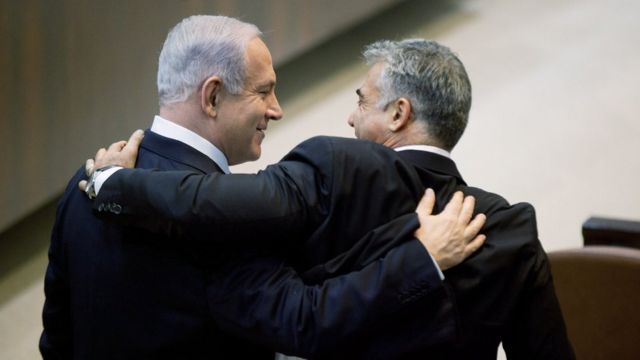 Биньямин Нетаньяху (слева) и Яир Лапид (справа) во время заседания Кнессета 18 марта 2013 года в Иерусалиме.