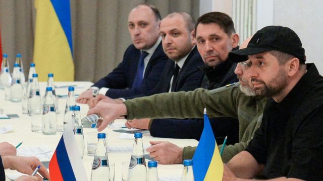 Украинская делегация на российско-украинских переговорах в Беларуси. Денис Киреев первый слева
