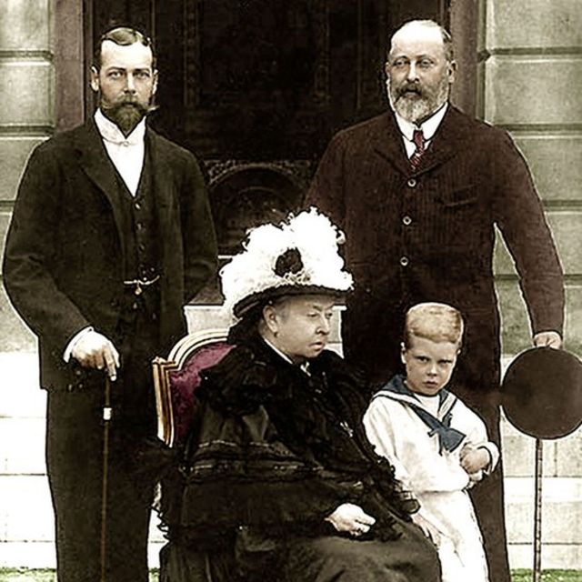 Семейная фотография: королева Виктория с сыном, внуком и правнуком