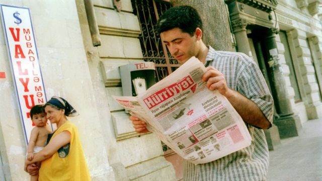 Бакинец читает газету на азербайджанском языке.