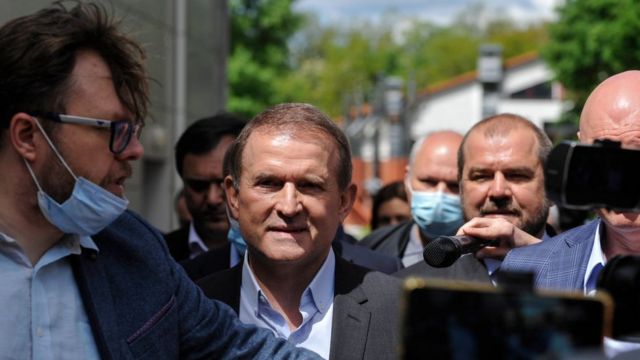 В мае прошлого года суд в Киеве отправил Медведчука под домашний арест. Кум президента России Владимира Путина обвинялся среди прочего в государственной измене.