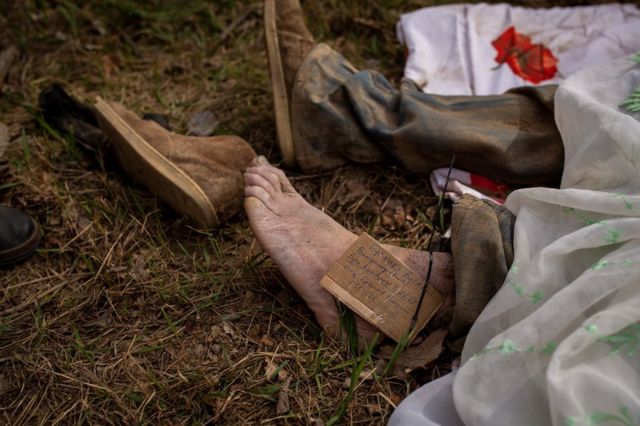 Семьи в Буче прикрепляли бирки к телам погибших или клали в карманы паспорта, чтобы не потерять их снова