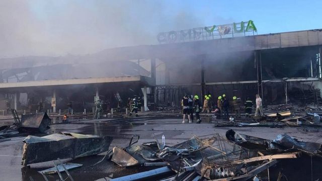 ТРЦ в Кременчуге, сгоревший после ракетного удара