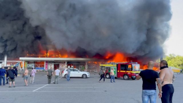 Вскоре после ракетного удара торговый центр был охвачен пламенем