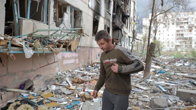 Житель Северодонецка у разрушенного дома