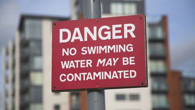 Знак, предупреждающий об опасности купания в воде, которая может быть заражена, в Саффолке на востоке Англии