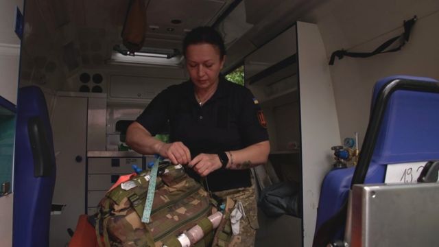 Тина пакует рюкзак в машине скорой помощи