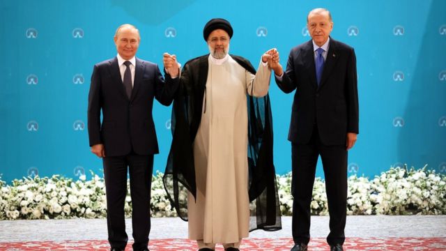 Президент России Владимир Путин, президент Ирана Ибрахим Раиси и президент Турции Реджеп Тайип Эрдоган