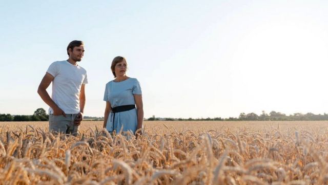 Надежда и ее сын Дмитрий на одном из своих пшеничных полей
