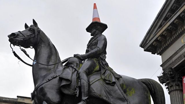 Дорожный конус стал неотъемлемой частью памятника Веллингтону в Глазго