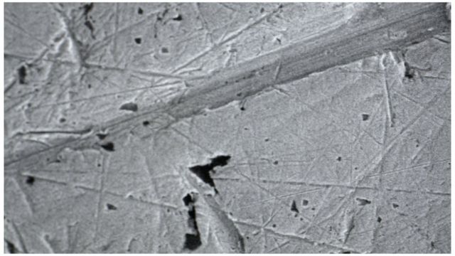 Ученые увидели под мощным микроскопом царапины и сколы на монете, которые свидетельствовали, что она была в обращении