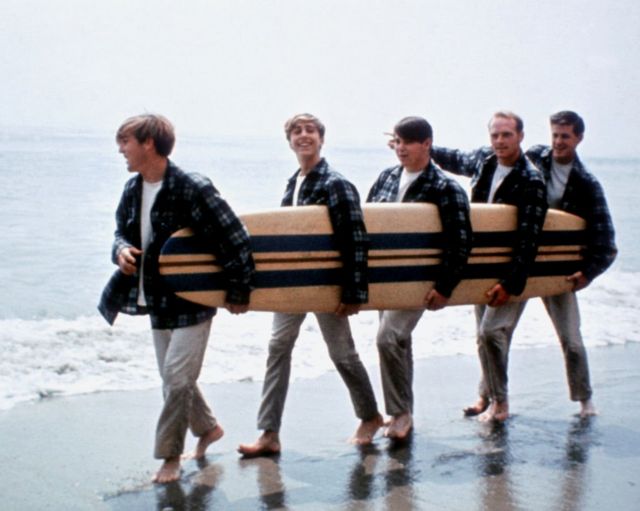 Пляжные мальчики Beach Boys. Слева направо: Деннис Уилсон, Дэвид Маркс, Майк Лав, Карл Уилсон, Брайан Уилсон. Август 1962 г.