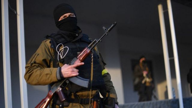 вооруженный местный житель на улицах Киева