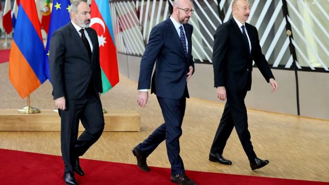 Президент Азербайджана Ильхам Алиев (справа), председатель Европейского Совета Шарль Мишель (в центре) и премьер-министр Армении Никол Пашинян (слева) после встречи в Брюсселе в апреле 2022 года