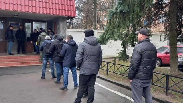 Добровольцы выстроились в очередь к районному военкомату в городе Ровно