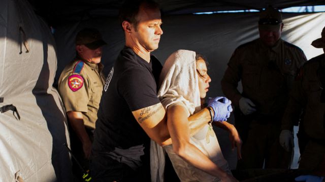 Пожарный в Техасе спасает девушку от теплового удара