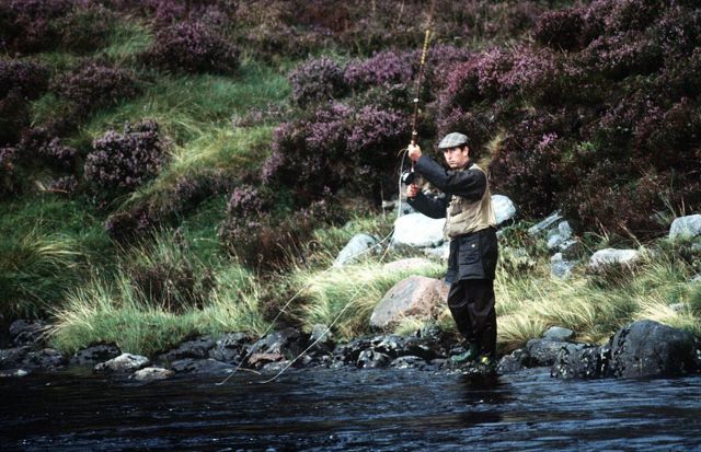 Принц Чарльз ловит лосося в реке Ди