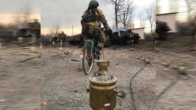 Военный едет на велосипеде