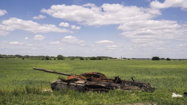Разбитая российская военная техника в поле в Черниговской области