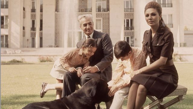 Фотография иранской королевской семьи с их собакой