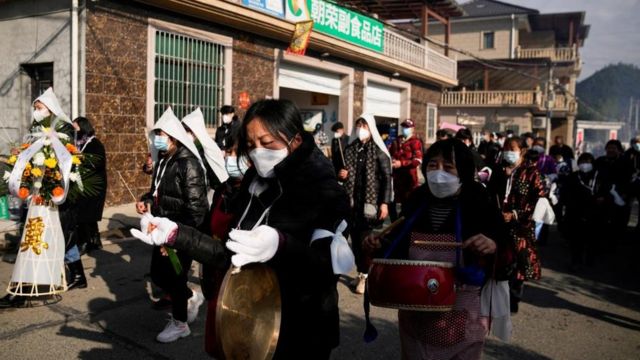 Похороны женщины в одной из китайских деревень во время празднований Лунного Нового года