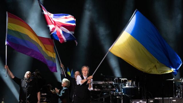 Пол Маккартни с украинским флагом