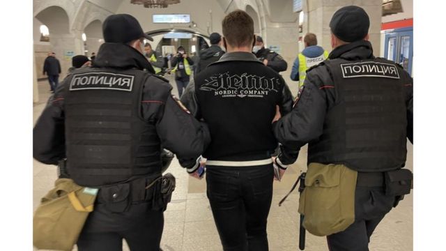 Полицейские задерживают одного из участников "Русского марша"-2021