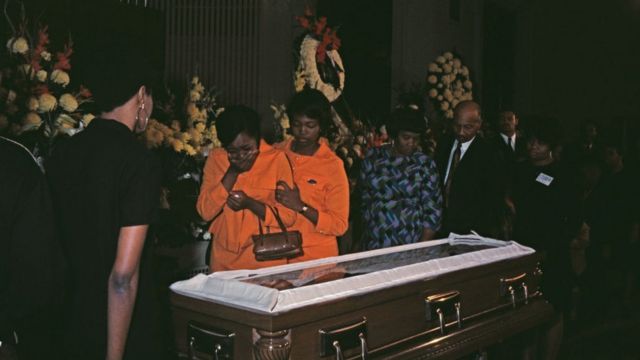 Гроб с телом Мартина Лютера Кинга и две плачущие женщины