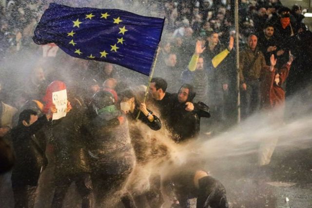 Полиция заливает из водомета участников акции протеста в Тбилиси, 7 марта
