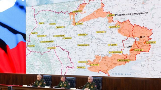 Российские военные на фоне большой карты