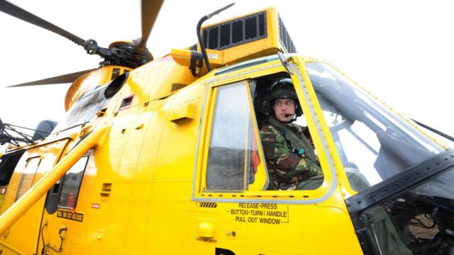 Принц Уильям за штурвалом вертолета Sea King во время службы в армии