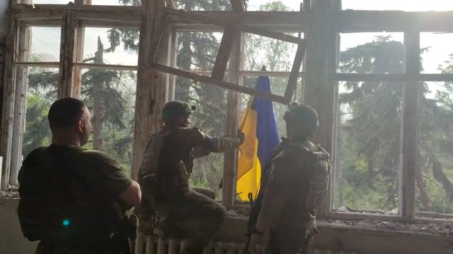 Украинские солдаты водружают флаг