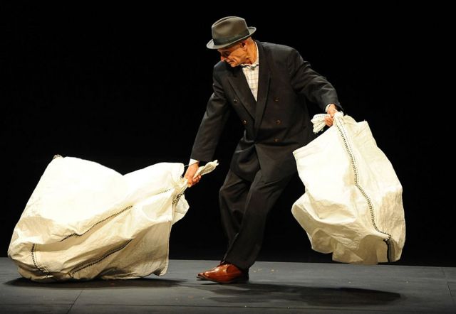 Актер Брюс Майерс во время лос-анджелесской премьеры спектакля Питера Брука "Великий инквизитор" по Достоевскому. 7 апреля 2011 г.
