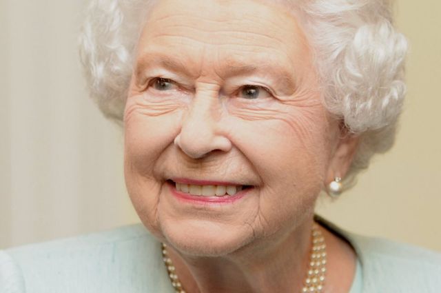Королева во время визита в Чэтем Хаус в Лондоне.