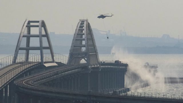 Тушение пожара на мосту с вертолета