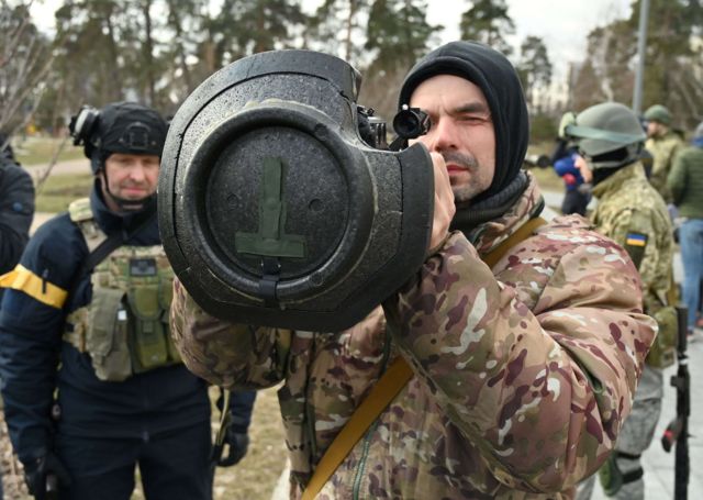 Украинский солдат с NLAW на плече