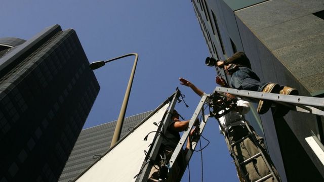 Рабочие готовят камеру к съемке