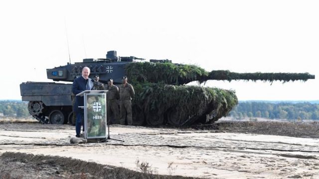 Шольц около танка Leopard 2 (фото сделано осенью 2022 года)