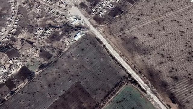 Спутниковая фотография разрушенных сельских домов и полей