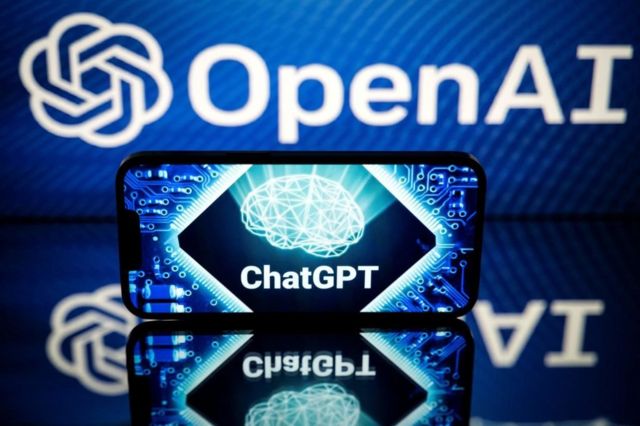 Логотип компании Open AI и программы ChatGPT на экране компьютора
