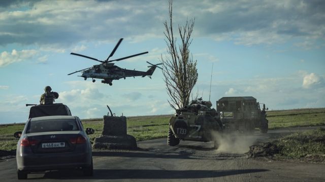 Российские военные сопровождают автобусы с украинскими военными, вышедшими с "Азовстали"