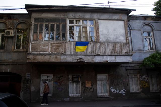 Украинский флаг на доме в Тбилиси