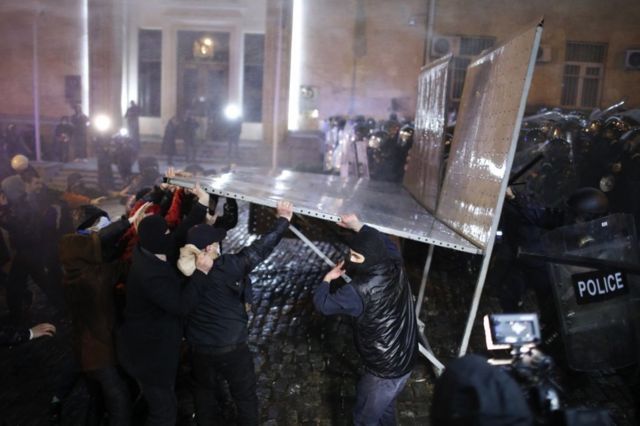 Столкновения протестующих со спецназом на второй день протестов, 8 марта