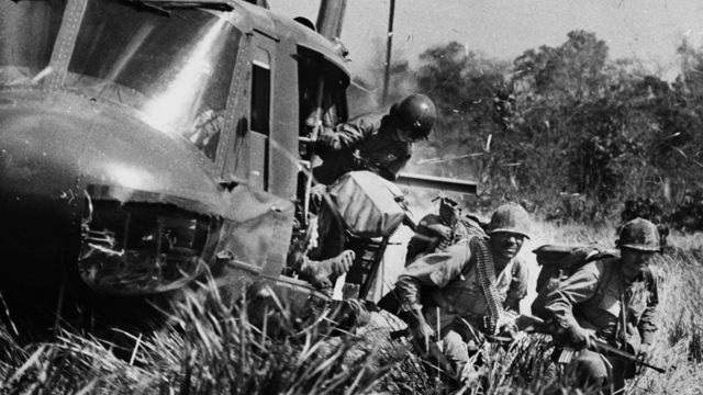 ВЬЕТНАМ -- 1971: Американские солдаты выпрыгивают из вертолета во время боевой высадки рядом с Ми То в дельте Меконга, Южный Вьетнам