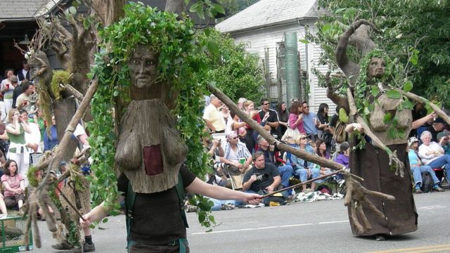 Участники карнавала в Сиэтле в костюмах энтов