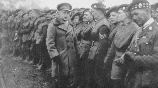 Принц Уэльский с солдатами на фронте