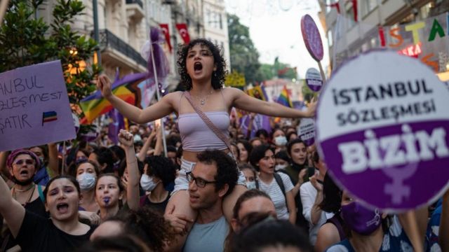 Протест в Стамбуле против решения Эрдогана вывести Турцию из Стамбульской конвенции о борьбе с фемицидом и домашним насилием