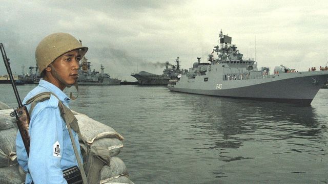 Военный корабль "Тришул", полученный Индией от России в 2003 году и часовой